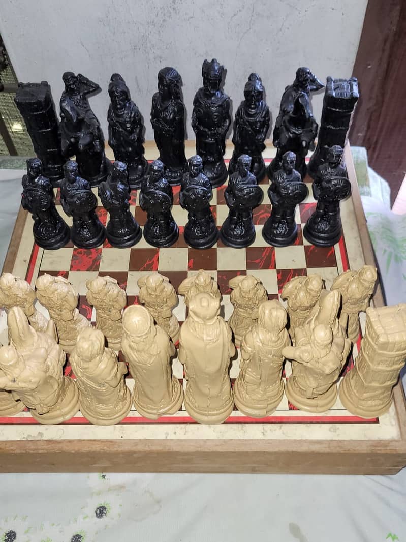 ANTIQUE WORLD PRESENT  EYGHPTION CHESS SET IN A ONE CONDATION IMPORTD 10