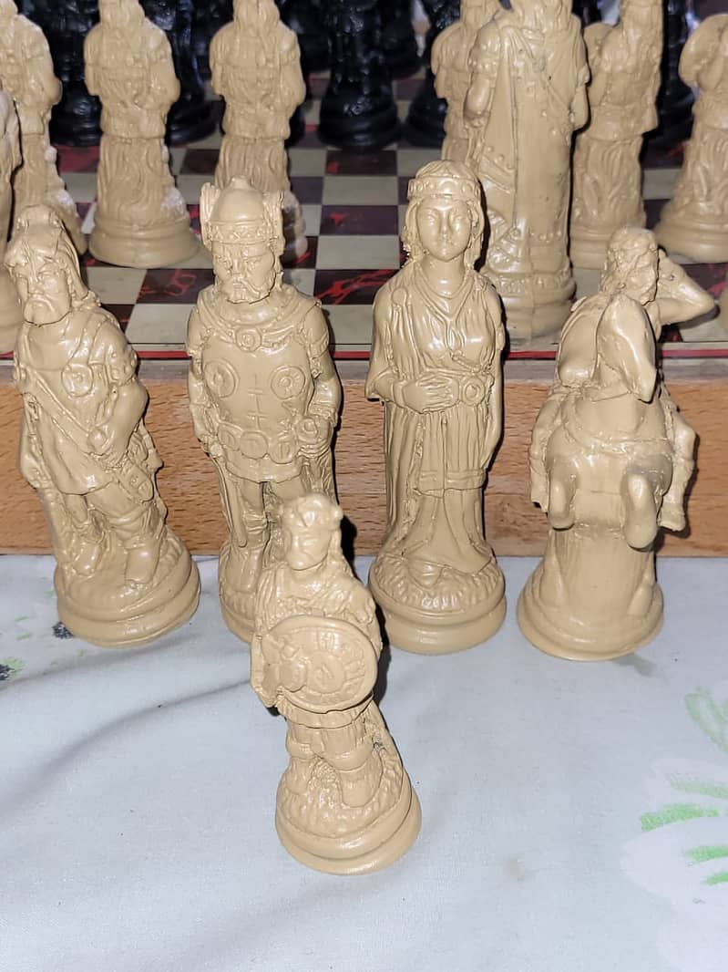ANTIQUE WORLD PRESENT  EYGHPTION CHESS SET IN A ONE CONDATION IMPORTD 11