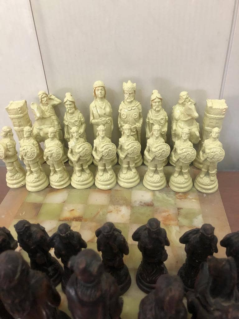 ANTIQUE WORLD PRESENT  EYGHPTION CHESS SET IN A ONE CONDATION IMPORTD 12