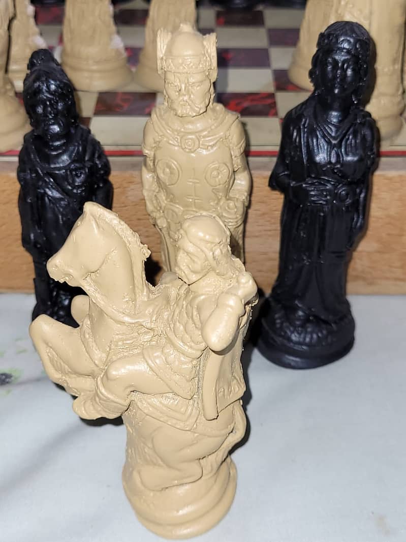 ANTIQUE WORLD PRESENT  EYGHPTION CHESS SET IN A ONE CONDATION IMPORTD 13