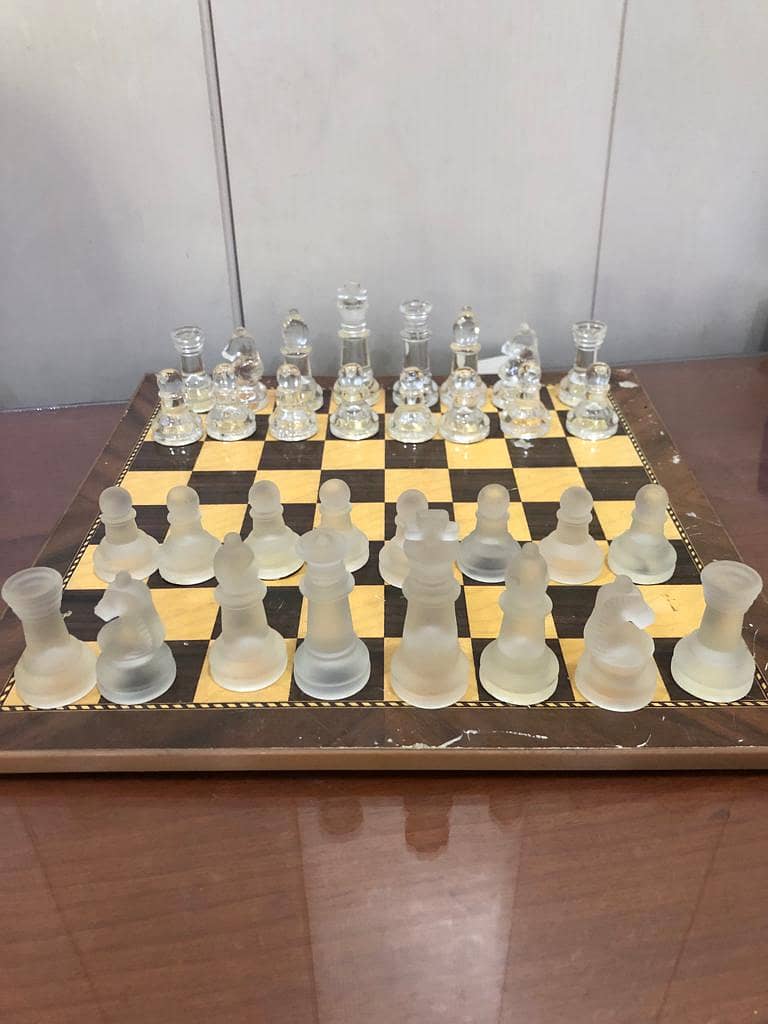 ANTIQUE WORLD PRESENT  EYGHPTION CHESS SET IN A ONE CONDATION IMPORTD 14