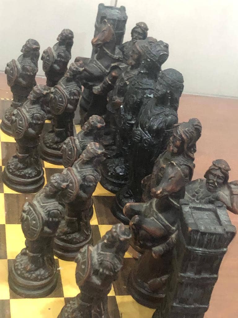 ANTIQUE WORLD PRESENT  EYGHPTION CHESS SET IN A ONE CONDATION IMPORTD 17