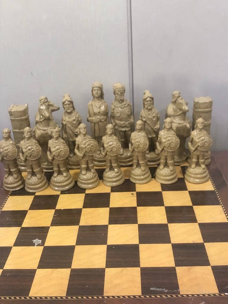 ANTIQUE WORLD PRESENT  EYGHPTION CHESS SET IN A ONE CONDATION IMPORTD 18