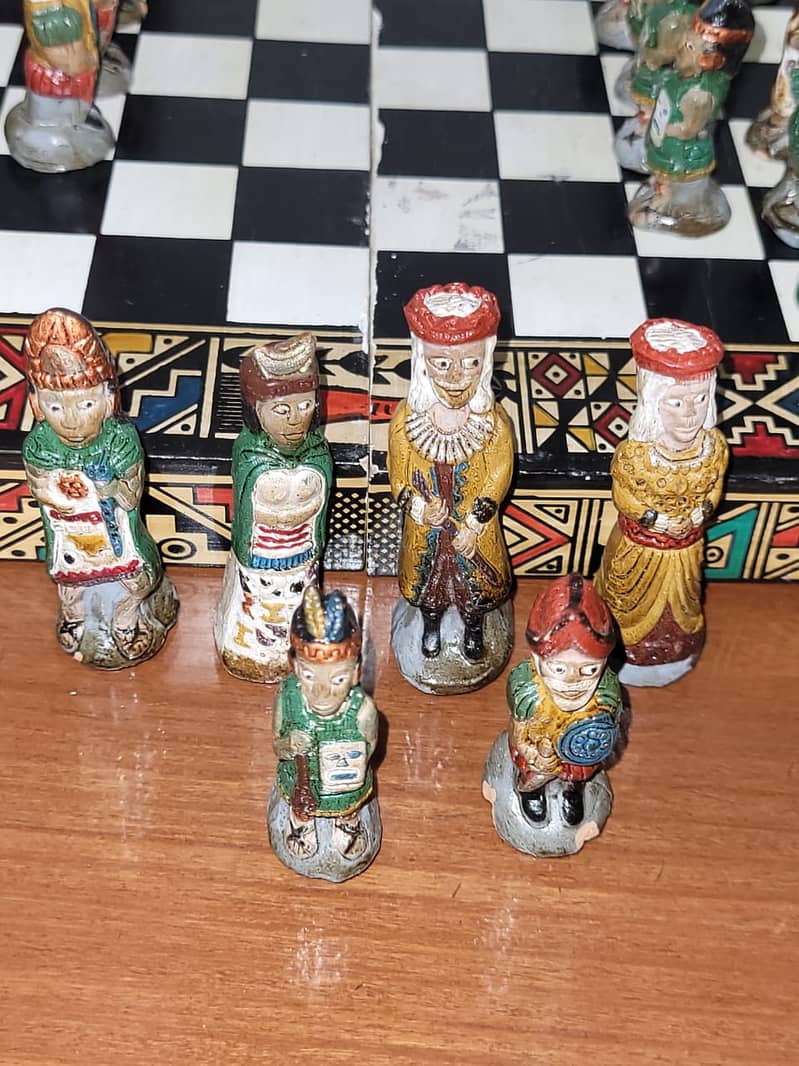 ANTIQUE WORLD PRESENT  EYGHPTION CHESS SET IN A ONE CONDATION IMPORTD 19