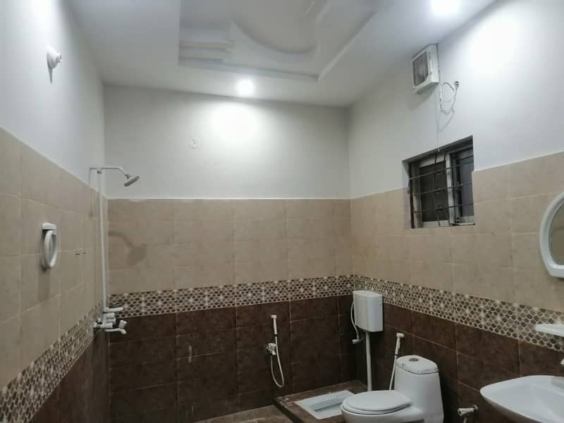 1 KANAL BRAND NEW TYPE FULL HOUSE AVAILABLE FOR RENT IN PU PHASE2 4
