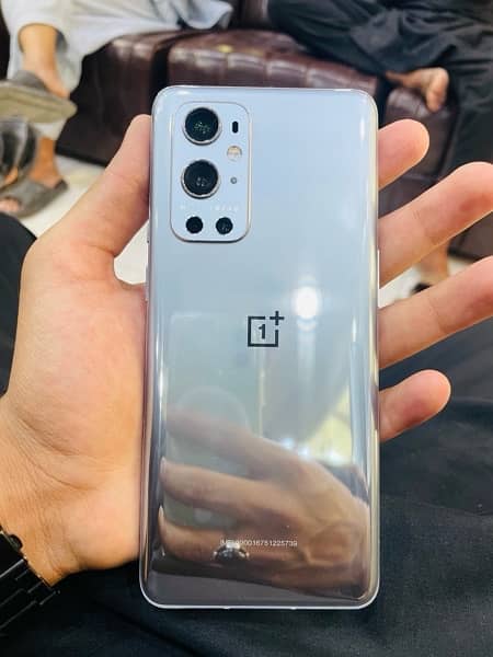 oneplus 9 pro 5g 12 /256 minor front glass break only show in pics 0