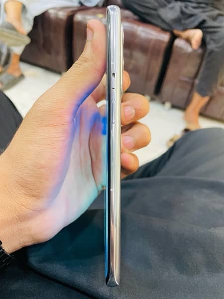 oneplus 9 pro 5g 12 /256 minor front glass break only show in pics 1