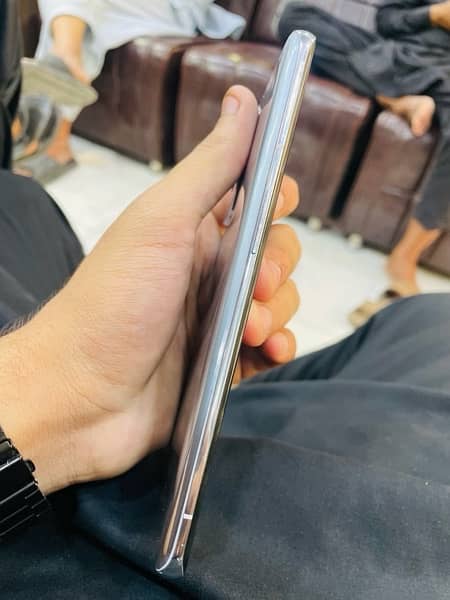 oneplus 9 pro 5g 12 /256 minor front glass break only show in pics 3