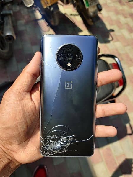 Oneplus 7t 8/128 cracked with Original 1+ Charger 0