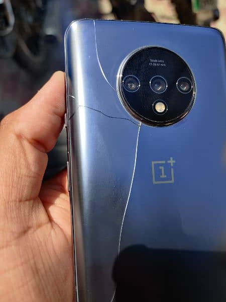 Oneplus 7t 8/128 cracked with Original 1+ Charger 1