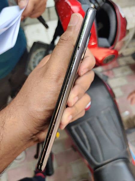 Oneplus 7t 8/128 cracked with Original 1+ Charger 7