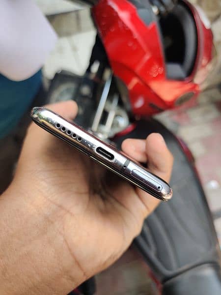 Oneplus 7t 8/128 cracked with Original 1+ Charger 8