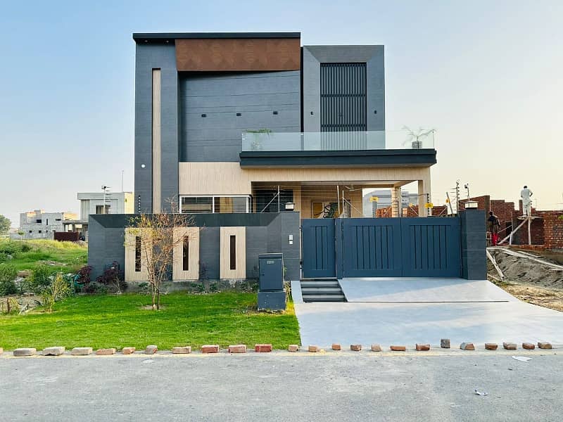 10 Marla Modern House is up for Sale in DHA PH7 Lahore. 1
