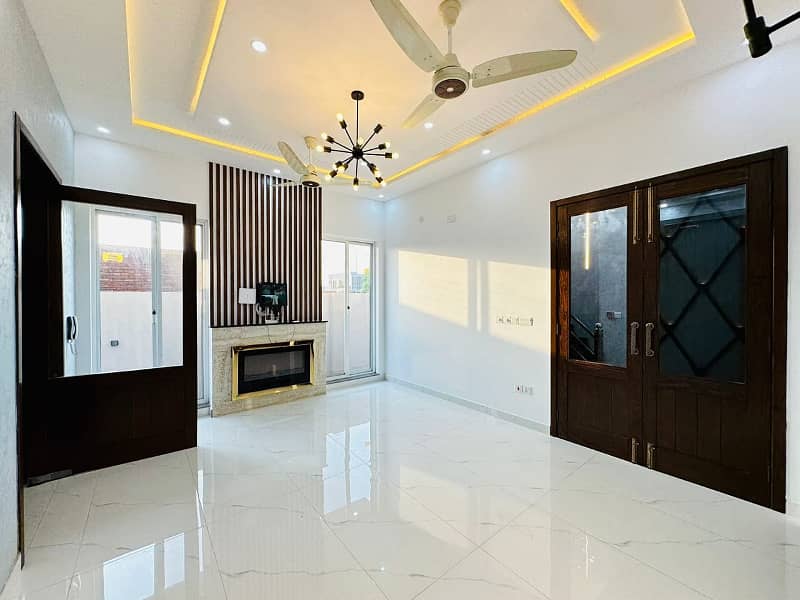 10 Marla Modern House is up for Sale in DHA PH7 Lahore. 11