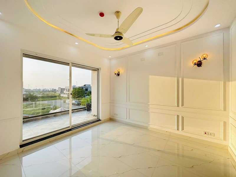 10 Marla Modern House is up for Sale in DHA PH7 Lahore. 16
