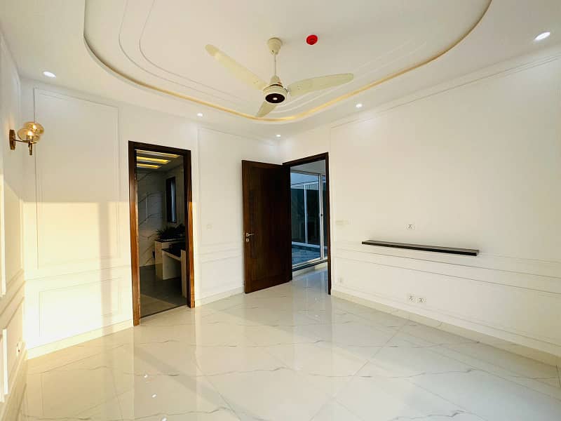 10 Marla Modern House is up for Sale in DHA PH7 Lahore. 21
