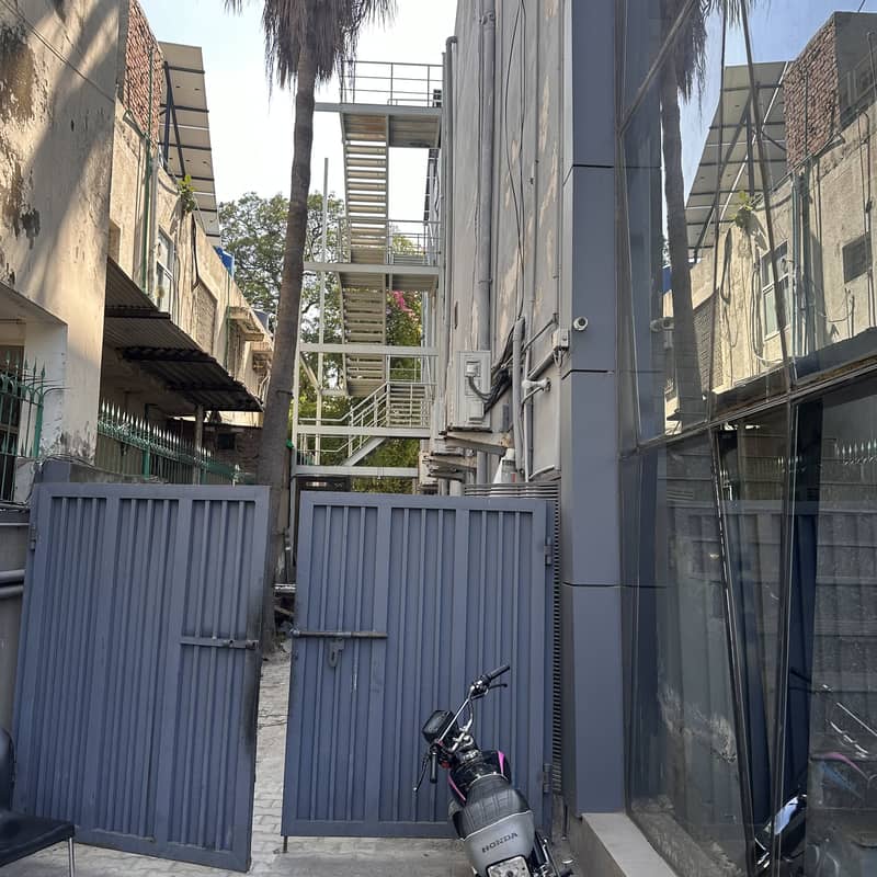 1 Kanal Life Time Commercial Building For Sale On The Prime Location Of Gulberg 2