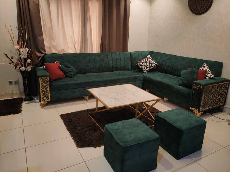 sofa set with center table and artificial flowers 0