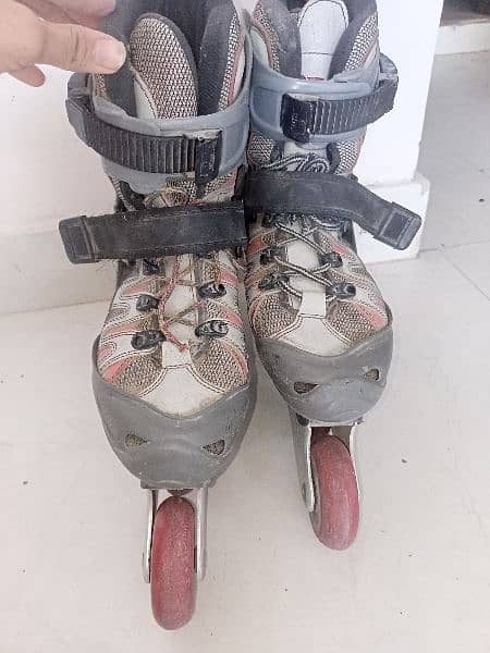 Skates shoes 9/10 condition 0