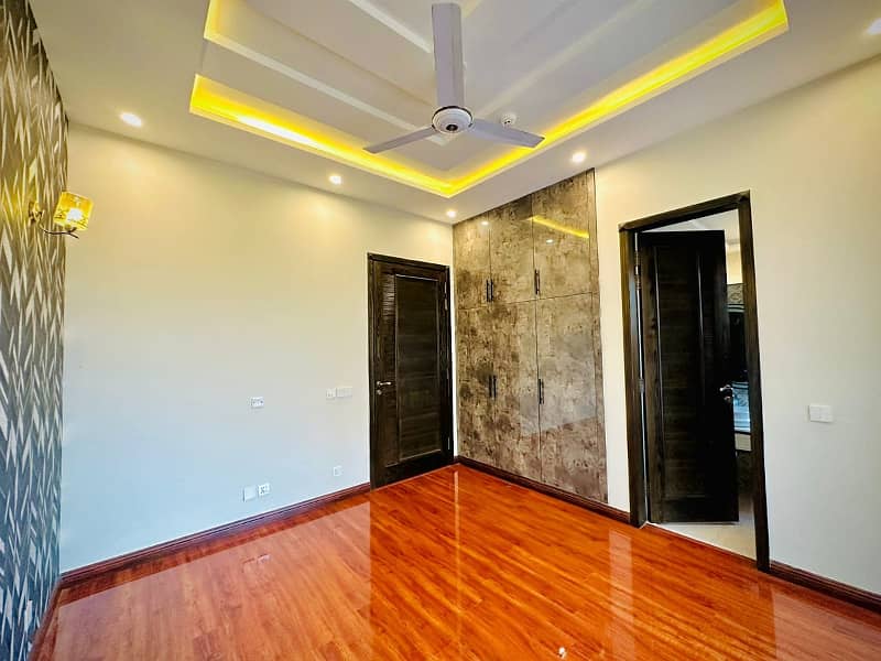 1 KANAL UPPER PORTION AVAIABLE FOR RENT IN DHA PHASE 1 5