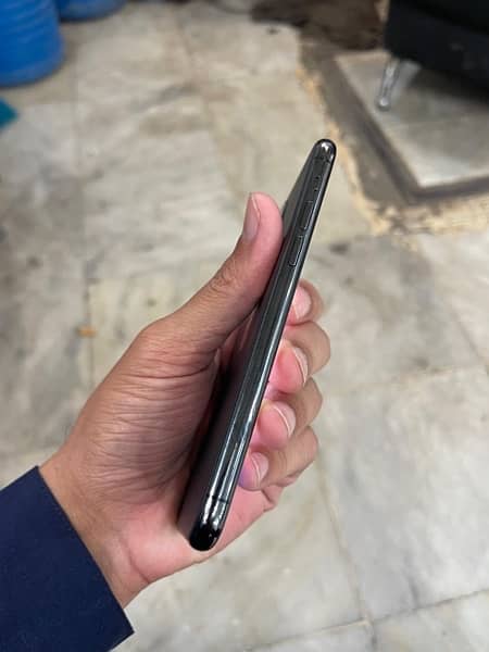 Iphone 11pro 64gb  Factory unlock  10/10 Condition 4