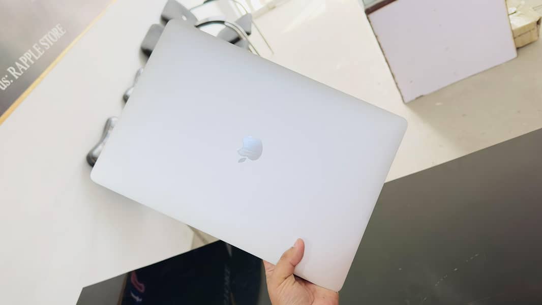 apple macbook pro 2017 with box 3