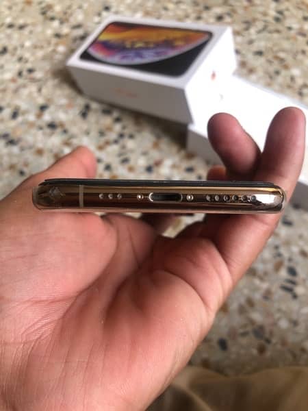 IPHONE XS 64GB NON PTA WITH BOX CHARGER 9