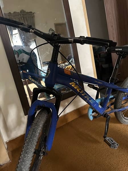 its a motke bycycle recently purchased , not too used condition 10/10 5