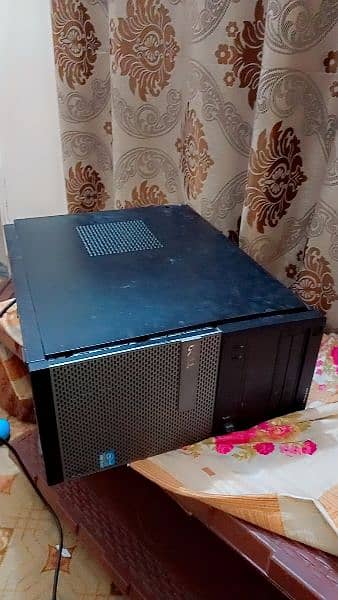 Dell LCD in excellent condition and CPU with 8gb RaAM 2