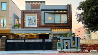 10 Marla Like New House With Gas Available For Rent In Bahria Tow Lahore.