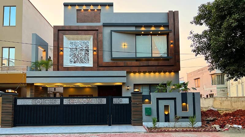 10 Marla Like New House With Gas Available For Rent In Bahria Tow Lahore. 0