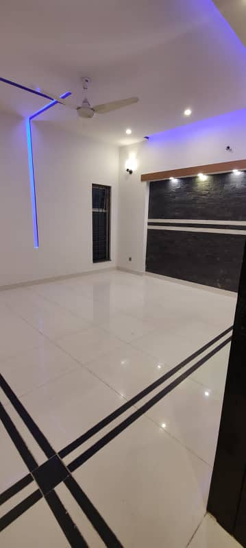 10 Marla Like New House With Gas Available For Rent In Bahria Tow Lahore. 3