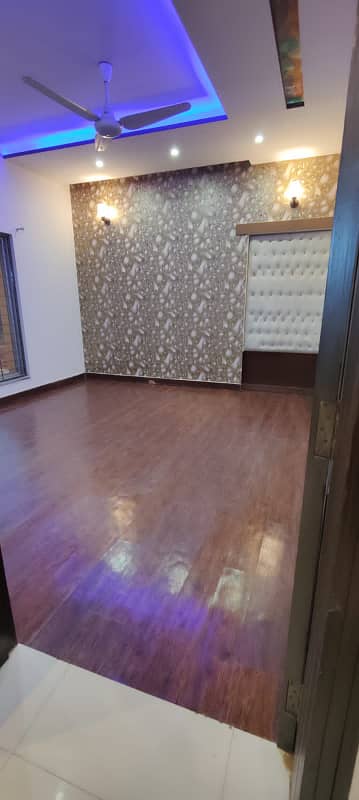 10 Marla Like New House With Gas Available For Rent In Bahria Tow Lahore. 4