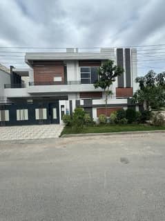 NEAR PARK HOT LOCATION 10 MARLA DUOBLE STORY HOUSE FOR SALE IN A BLOCK