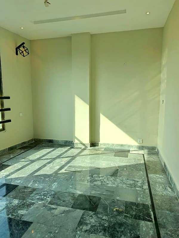 Spacious Living in G1 Block, Johar Town: 600 Sq Ft Apartment for Rent! 1