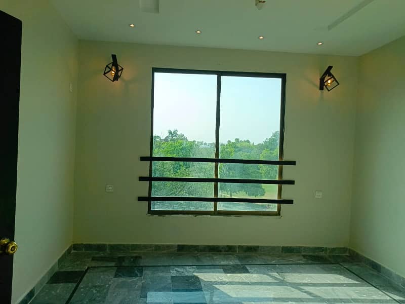 Spacious Living in G1 Block, Johar Town: 600 Sq Ft Apartment for Rent! 4
