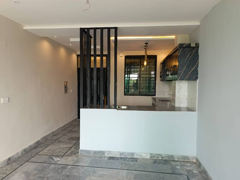 Spacious Living in G1 Block, Johar Town: 600 Sq Ft Apartment for Rent! 7