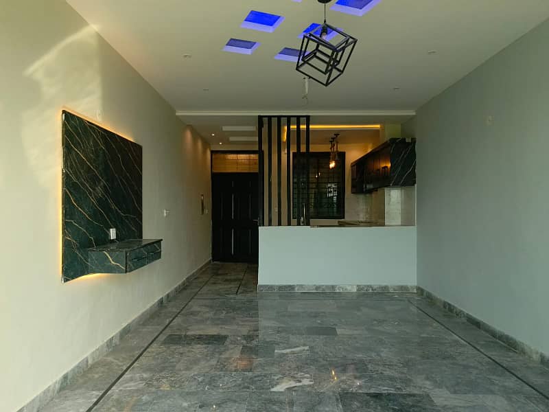 Spacious Living in G1 Block, Johar Town: 600 Sq Ft Apartment for Rent! 8