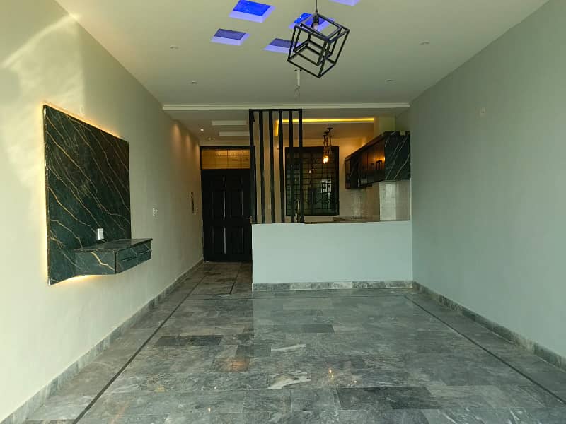 Spacious Living in G1 Block, Johar Town: 600 Sq Ft Apartment for Rent! 9