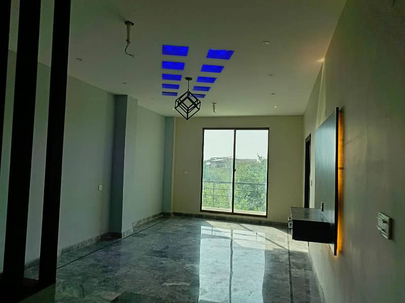 Spacious Living in G1 Block, Johar Town: 600 Sq Ft Apartment for Rent! 11