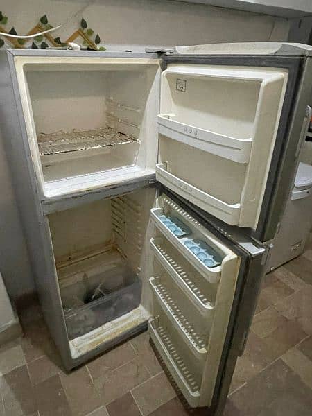 Haier fridge 2 door 7