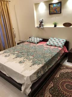 sheesham wood (tahlii )QUEEN size bed with side table 0