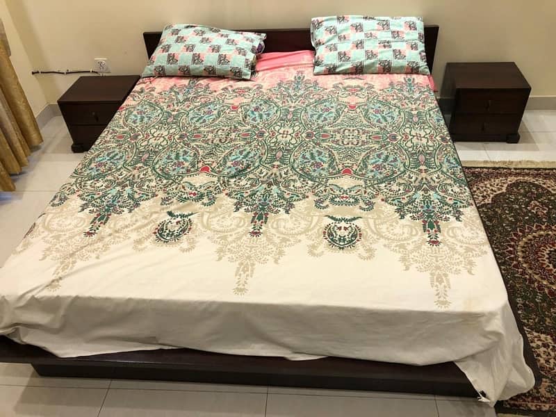 sheesham wood (tahlii )QUEEN size bed with side table 1