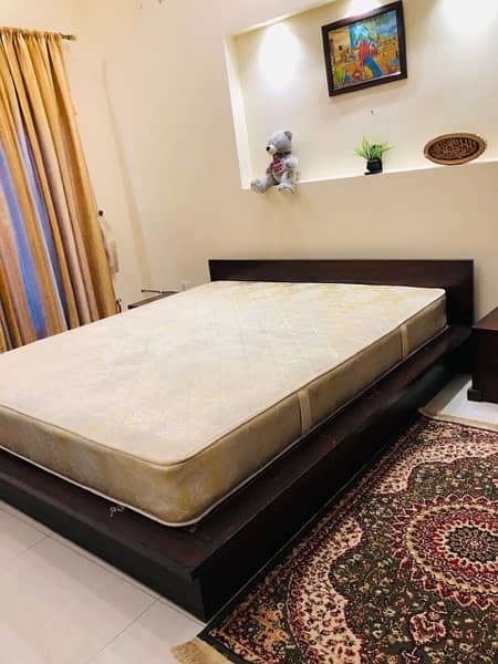 sheesham wood (tahlii )QUEEN size bed with side table 2
