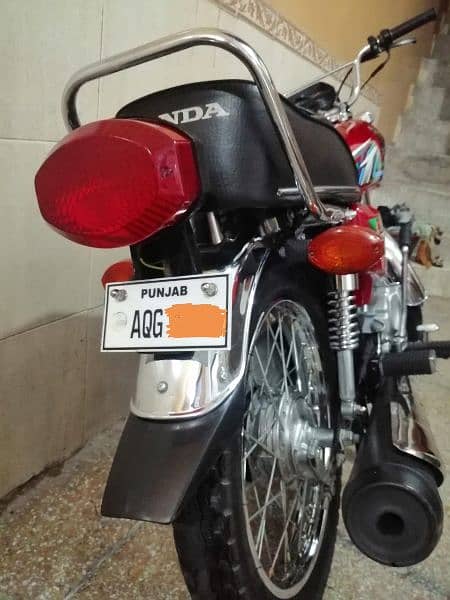 honda125 red colour 23model contact naber 03270233883 3