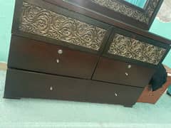 Dressing table in a very good condition with top glass 0