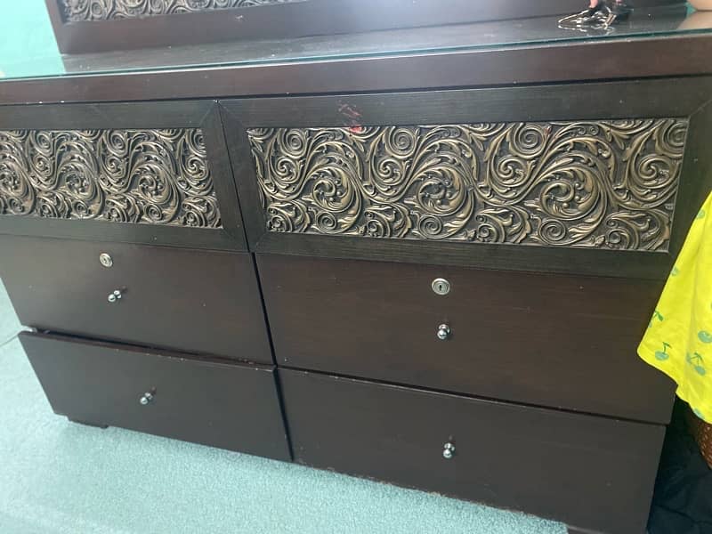 Dressing table in a very good condition with top glass 2