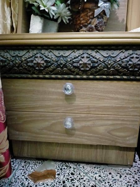 full bed room set without dressing table used condition full tip top 2