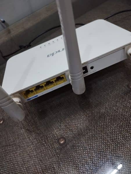 Tenda router with charger 1