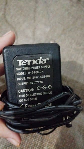 Tenda router with charger 2